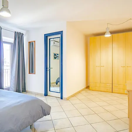 Castle Living * كاتانيا