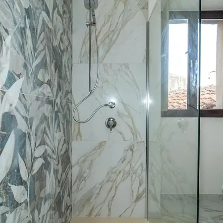 Castle Living شقة *