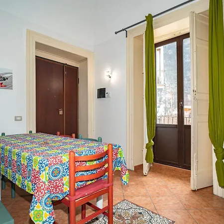 Castle Living كاتانيا